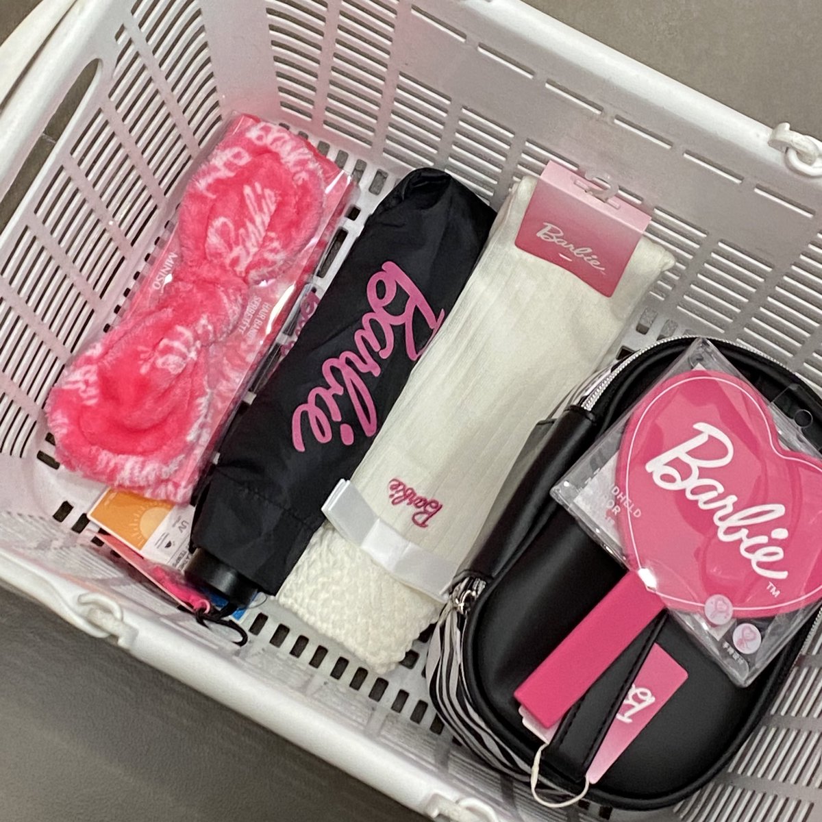 hindi ako naka-abot sa ibang barbie accessories :( PEROOOO I AM SO HAPPY NA NABILI KO PA YUNG IBAAAA