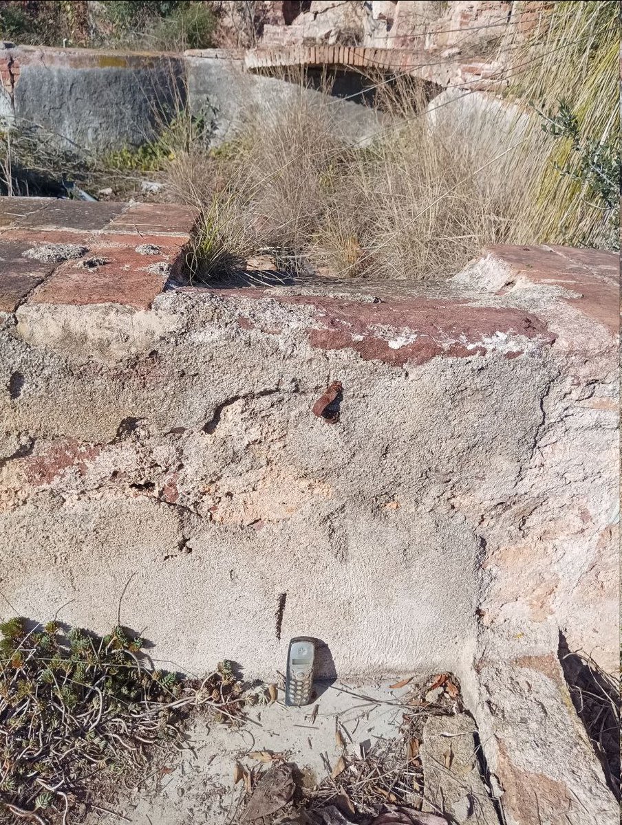 SalvemElCalamot's tweet photo. A la Masia de l'Horta es conserven les restes d'una sínia que omplia el safareig  i la bassa construïda al costat.
Es tracta d'un element patrimonial notable, desconeixem l'antiguitat però reclamem fer un estudi en profunditat (ubicació en vermell) 
#Aturemles4 piscines #Gavà https://t.co/LxTaxw5RCv