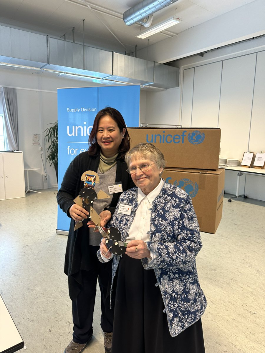 L_Ang1's tweet photo. Live from @UNICEFSupply, co-creating toys made of cardboard to foster early learning and development through the power of play. #ProjectPlay https://t.co/6NNJ97194o