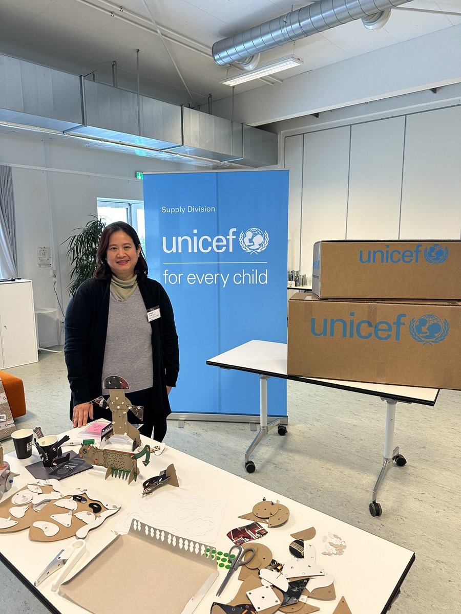 L_Ang1's tweet photo. Live from @UNICEFSupply, co-creating toys made of cardboard to foster early learning and development through the power of play. #ProjectPlay https://t.co/6NNJ97194o