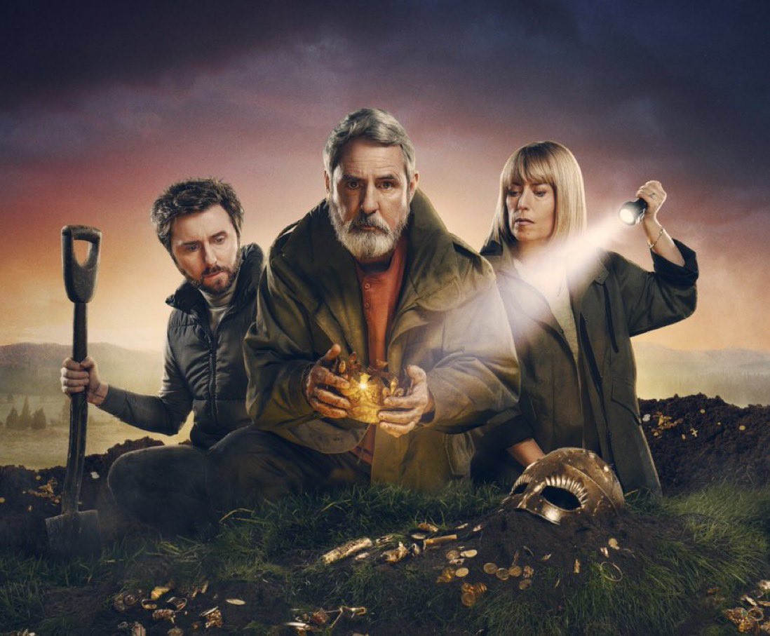 This new drama is golden 💰 James Buckley, Neil Morrissey, and @FayRipley star in the thriller #FindersKeepers. Tune in tonight on Channel 5 at 9 pm for a tale of temptation, greed, and despair. Finders Keepers, co-produced by @QuayStreetProd_, part of ITV Studios.