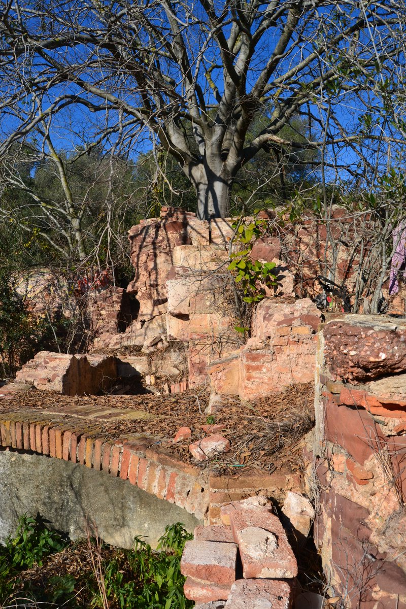 SalvemElCalamot's tweet photo. A la Masia de l'Horta es conserven les restes d'una sínia que omplia el safareig  i la bassa construïda al costat.
Es tracta d'un element patrimonial notable, desconeixem l'antiguitat però reclamem fer un estudi en profunditat (ubicació en vermell) 
#Aturemles4 piscines #Gavà https://t.co/LxTaxw5RCv
