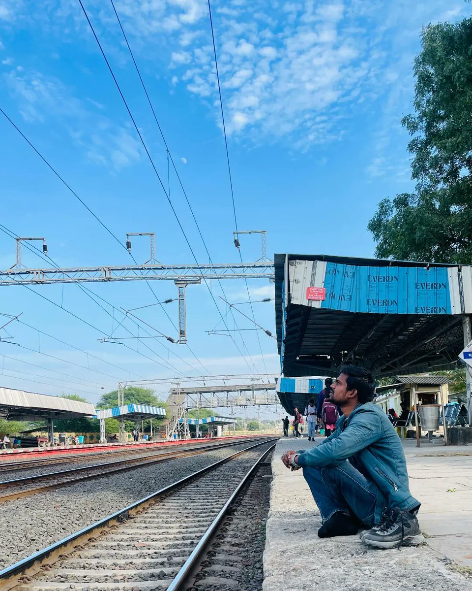 itxtar's tweet photo. I have to wait every moment, every time

मुझे जहां जाना है 
वहा ये पटरी ले जाती नही
जो ले जाती है दरसल
वो गाड़ी ले जाती नही
इंतजार.........
जो मैं कर रहा हूं…...
सब्र जो आप कर नही सकते....

Photo click by @theprincechourasiya

#himanshukumarsagar #itxtar #wait https://t.co/lKbnNklr7h