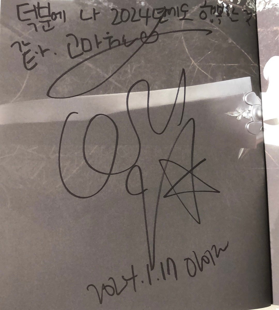 irene_global's tweet photo. 240117 Yizhiyu Fansign

Irene's PS: “Thanks to you, I think I will be happy in 2024 too. Thank you 🩷”

#IRENE #아이린 #RedVelvet @RVsmtown https://t.co/DB8I24S77S