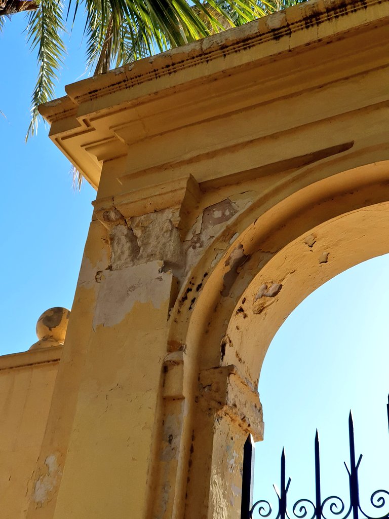 NucleoYa's tweet photo. En este estado abandono se encuentra la puerta del Huerto de los Cipreses del Malecón. @AytoMurcia , @patrimonioMU , @TurismoRM_ , se precisa una intervención URGENTE. 
Sociedad que no cuida su patrimonio, está destinada a perder su identidad. https://t.co/H3MFHdcUas