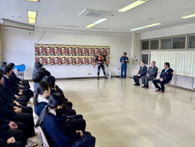 neiger_akita's tweet photo. 今日は、おらをモデルに秋田県立仁賀保高校情報メディア科3年生が作成した、にかほ市消防本部『住宅用火災警報器設置率向上PRポスター』お披露目会に参加してきた訳だが…

👹👹👹👹👹👹👹👹👹👹👹
👹👹👹👹👹👹👹👹👹👹👹
貼り過ぎでねいがー⁉️←これが言いたかった

#設置しねいがー
#まだでねいがー https://t.co/fYybzmyXsR