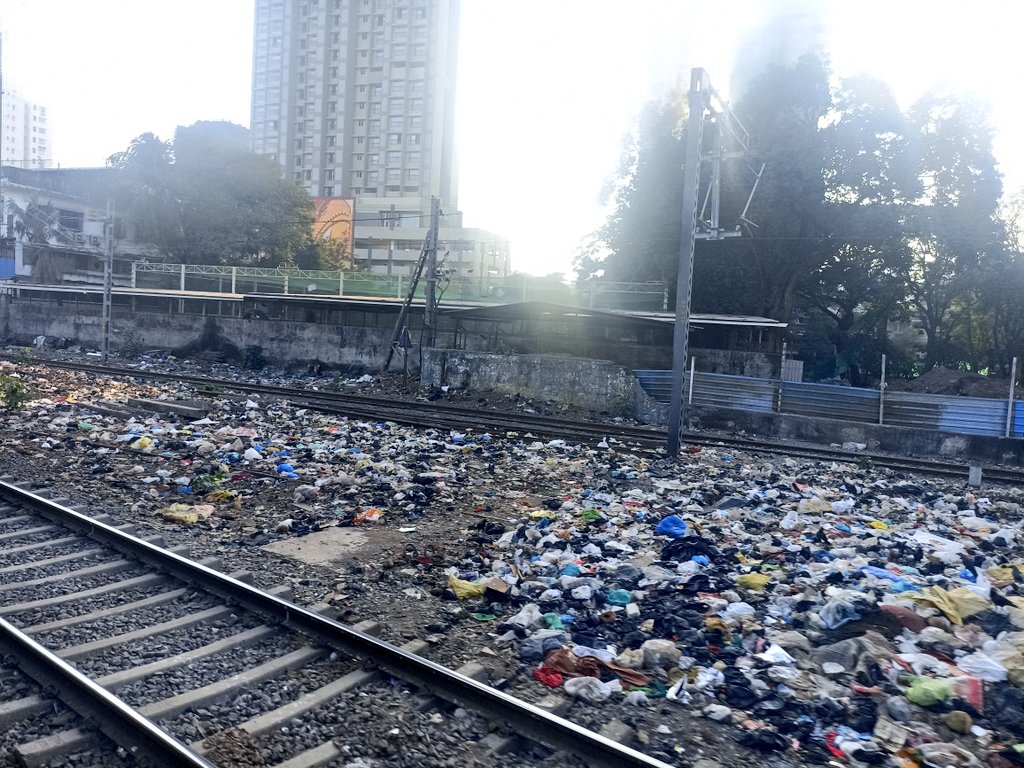 Is there a single used plastic band in Maharashtra or not? Do slum dwellers consider railway tracks as dustbins? #DeepClean #plasticpollution @mieknathshinde @CMOMaharashtra @mumbaimatterz @mybmc @Central_Railway