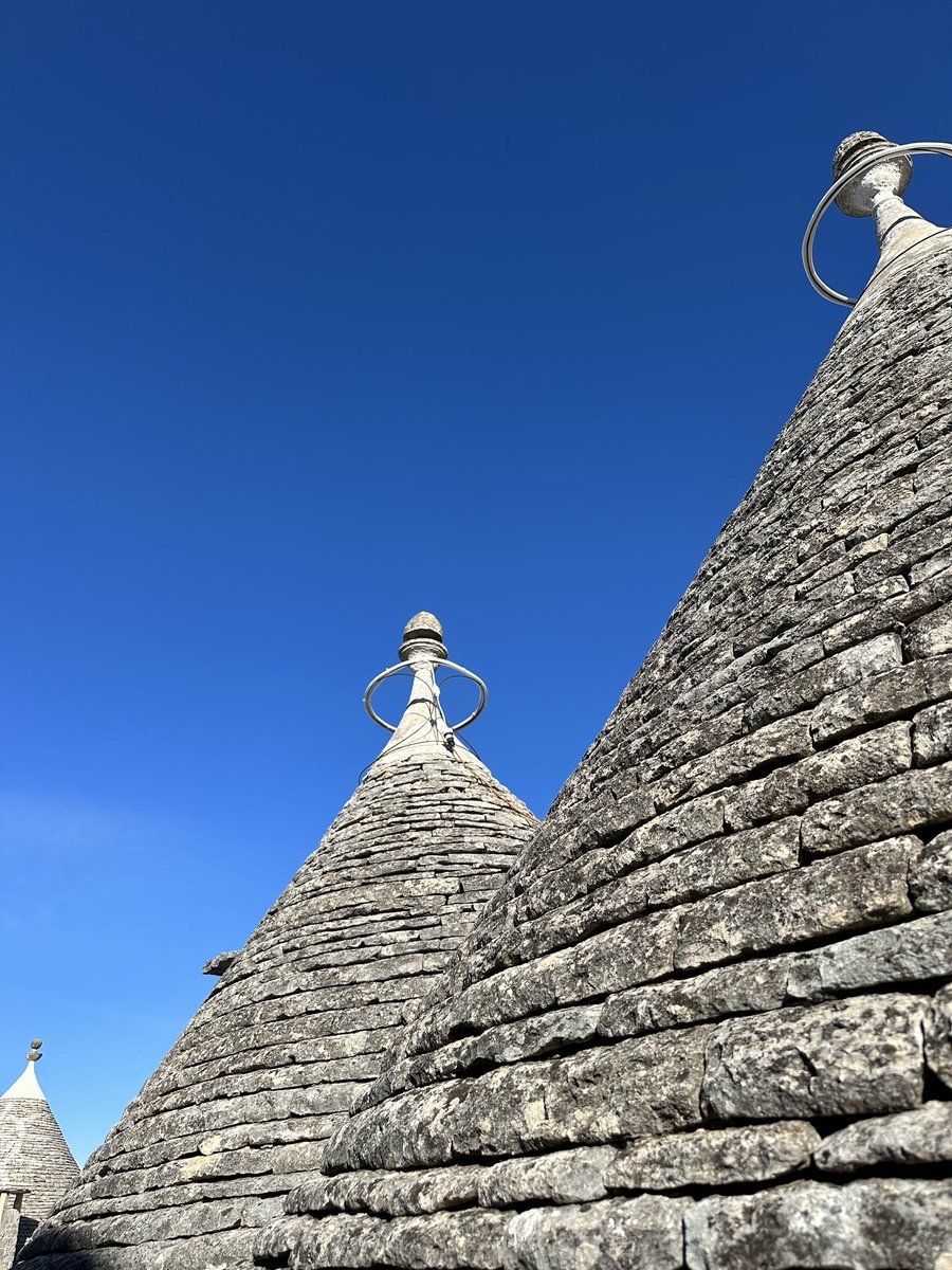Trulissimo 😜 Started the year in #Puglia, discovering the trulli of Alberobello - a UNESCO World Heritage Site - and its unique streets 😍 Have you ever been to this region of #Italy 🇮🇹 ? 

#WeAreinPuglia #ilikeitaly