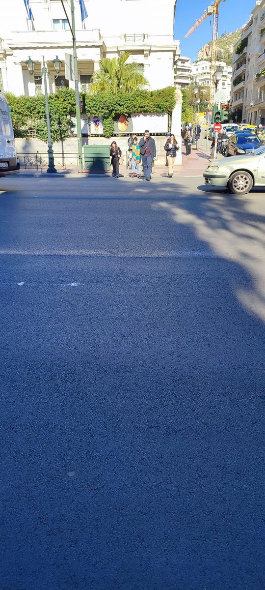 Επί 4 μήνες ,η Βας. Σοφίας, από το Χίλτον έως και τη Βουλή παραμένει με όλες τις διαβάσεις πεζών "αδιάβαστες" ! Χωρίς διαγραμμίσεις, όπου καθημερινά,γίνεται κομφούζιο με τους πεζούς να κάνουν αγώνα δρόμου για να περάσουν απέναντι. 
#ΠεριφέρειαΑττικής #ΝίκοςΧαρδαλιάς
