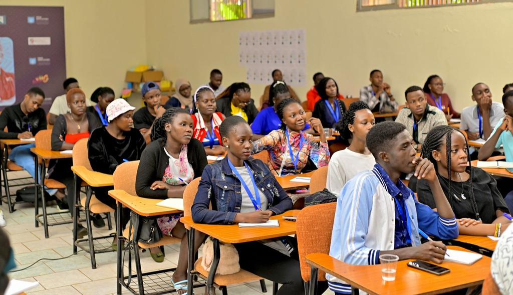 @Dreadful45 delivers a compelling session at #PEA2024, delving into the intricacies of communicable and non-communicable diseases. His insights provide a nuanced understanding, empowering the young people with precise knowledge for informed decision-making. By explaining the…