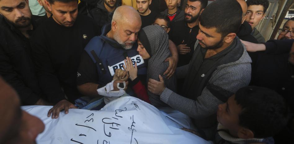 Gina Tosas (@ginatosas) on Twitter photo Al Jazira, el canal de televisión qatarí que emite en 150 países, es un potente altavoz al mundo sobre Gaza. Pero se está quedando sin sus trabajadores, atacados por Israel. Hablamos en <a href="/LaVanguardia/">La Vanguardia</a> con una de sus corresponsales <a href="/YoumnaElSayed17/">Youmna ElSayed</a> lavanguardia.com/internacional/… Al Jazira, el canal de televisión qatarí que emite en 150 países, es un potente altavoz al mundo sobre Gaza. Pero se está quedando sin sus trabajadores, atacados por Israel. Hablamos en <a href="/LaVanguardia/">La Vanguardia</a> con una de sus corresponsales <a href="/YoumnaElSayed17/">Youmna ElSayed</a> lavanguardia.com/internacional/…
