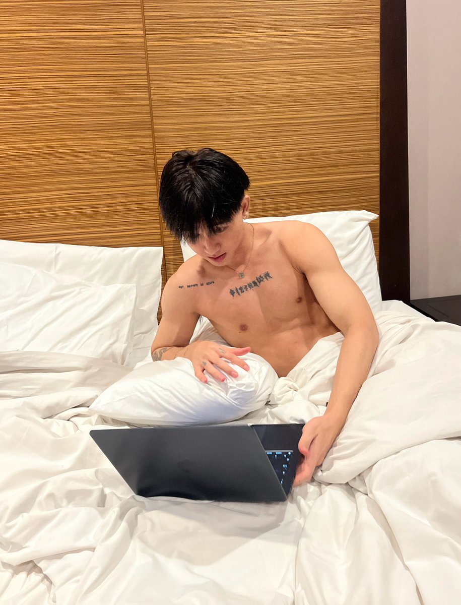 whosaseann's tweet photo. Need bed for resting on https://t.co/n9IwMDSdXO