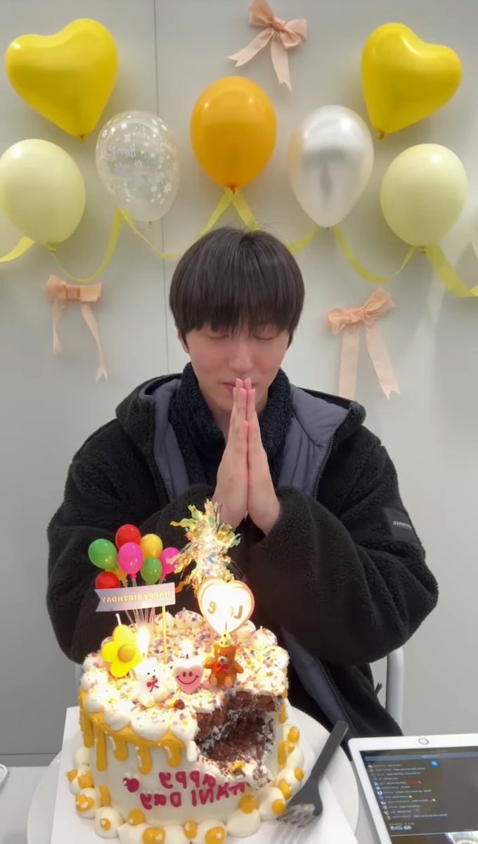 요즘말로 살찌는맛인 케익 퍼먹다가 갑자기 곰돌이 머리에 불붙이네.. 차니야 생일추카해