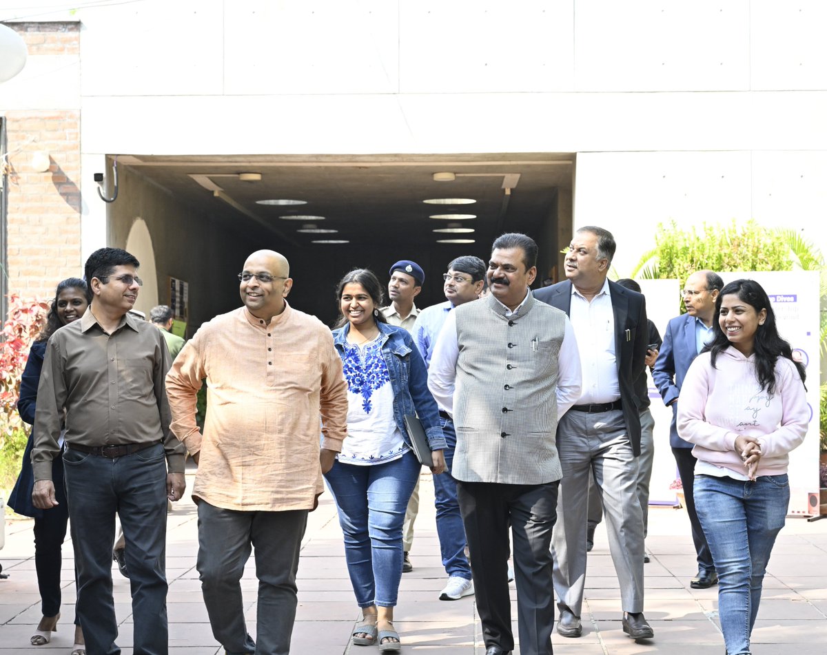IIMAhmedabad's tweet photo. Following a welcome address by Prof @BhaskerBharat, Director, IIMA, Shri Patil addressed the participants and engaged in an interactive session with them. His visit concluded with a brief tour of the campus.

#MinistryOfPanchayatRaj #LEAPSTART #LeadershipDevelopmentProgramme https://t.co/TXeS4E063V
