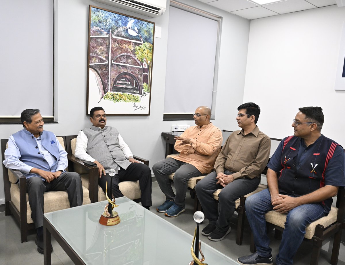 IIMAhmedabad's tweet photo. Following a welcome address by Prof @BhaskerBharat, Director, IIMA, Shri Patil addressed the participants and engaged in an interactive session with them. His visit concluded with a brief tour of the campus.

#MinistryOfPanchayatRaj #LEAPSTART #LeadershipDevelopmentProgramme https://t.co/TXeS4E063V
