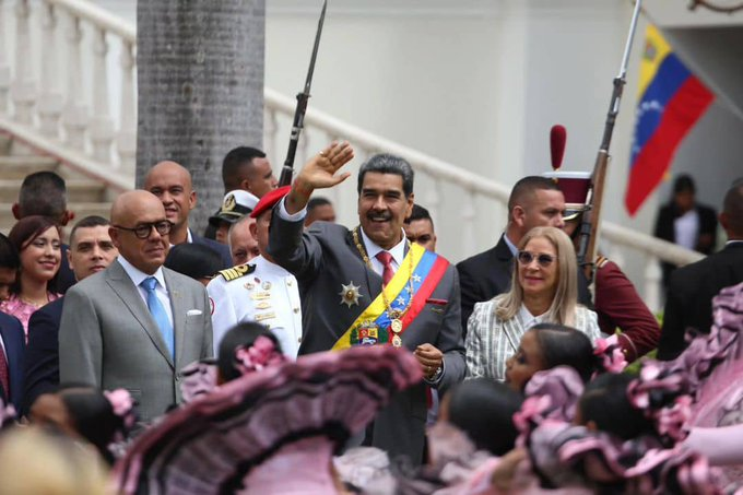 #17Ene | 🇻🇪 ¡ETIQUETA DEL DÍA! ⏩ #AvanzamosParaVencer 

¡Sellemos la victoria sobre la Guerra Económica!
<a href="/luiscarrillo66/">Luis Carrillo</a> <a href="/Mippcivzla/">mippci</a>