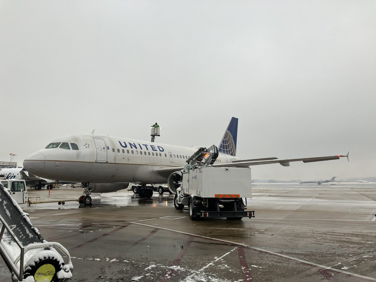 BIG shout out and THANK YOU to George, Letren, Rizvi and Gaither and the entire DCA ramp team working through challenging weather on Monday. While other airlines were falling apart they kept our operation going and doing it safely. Well done 👍 @LouFarinaccio @kmd769 @jacquikey