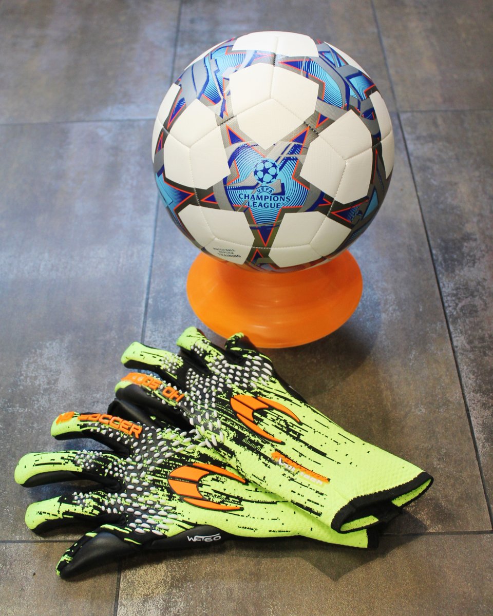 FutbolLago's tweet photo. ¡Para los amantes del #fútbol!👟

¿Qué os parece el #balón de la Champions League?⚽

Además, aprovechamos para enseñaros uno de los últimos modelos de #guantes para #porteros que tenemos en #tienda.🥅

¡Te esperamos!🤗

#lagodeportes #deporteslago #joma #jomalago https://t.co/tacH2LroO4