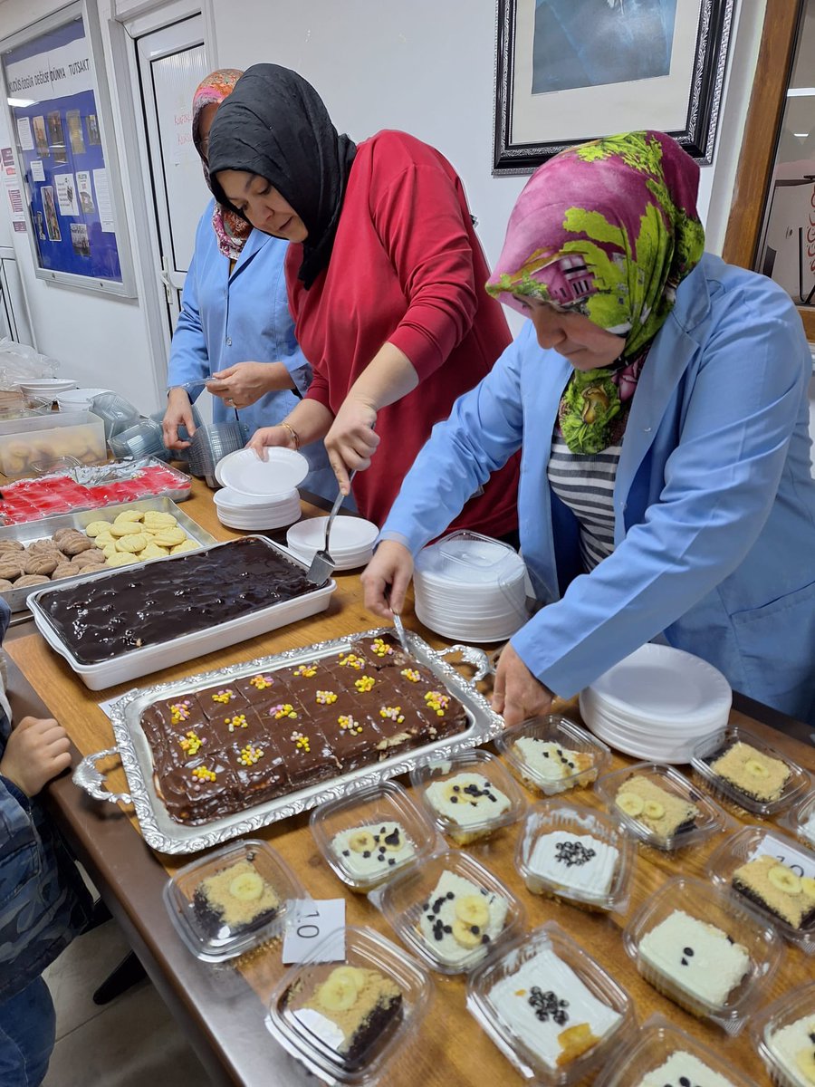 BilecikKYGM's tweet photo. 📍Bilecik Kız Öğrenci Yurdu Müdürlüğü 

Filistinde başlayan insanlık suçunun 100. gününde Filistin halkı için hazırlanan gıdalar ve öğrencilerimizin kullanmadıkları eşyaların da yer aldığı  kermes etkinliği düzenlendi. https://t.co/4S6sdZyEyy