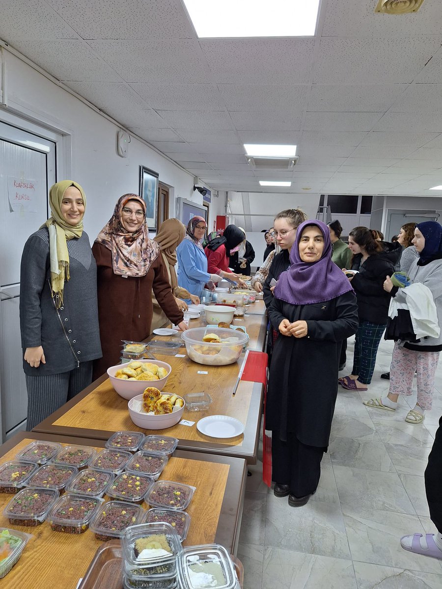 BilecikKYGM's tweet photo. 📍Bilecik Kız Öğrenci Yurdu Müdürlüğü 

Filistinde başlayan insanlık suçunun 100. gününde Filistin halkı için hazırlanan gıdalar ve öğrencilerimizin kullanmadıkları eşyaların da yer aldığı  kermes etkinliği düzenlendi. https://t.co/4S6sdZyEyy