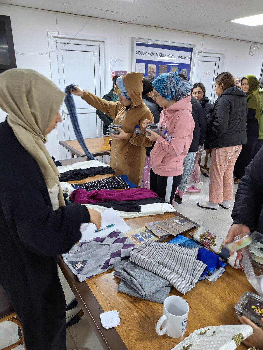 BilecikKYGM's tweet photo. 📍Bilecik Kız Öğrenci Yurdu Müdürlüğü 

Filistinde başlayan insanlık suçunun 100. gününde Filistin halkı için hazırlanan gıdalar ve öğrencilerimizin kullanmadıkları eşyaların da yer aldığı  kermes etkinliği düzenlendi. https://t.co/4S6sdZyEyy