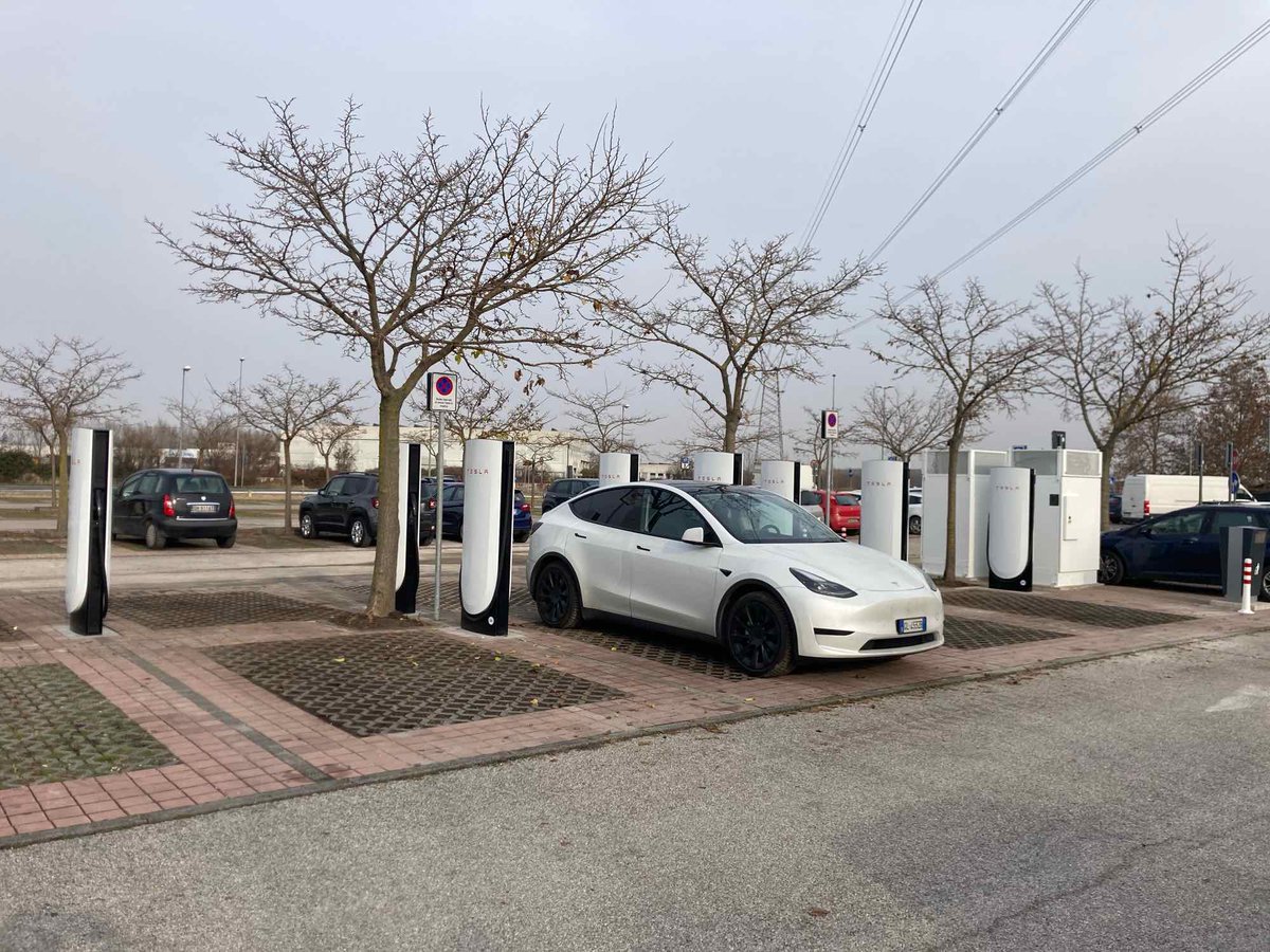 New Tesla Supercharger: Fiume Veneto, Italy (8 stalls) tesla.com/en_eu/findus?l…