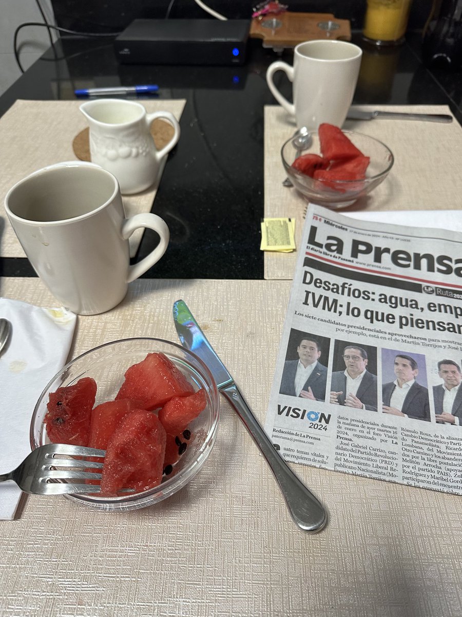 CharlieMarre1's tweet photo. entre noticias y desayuno! https://t.co/XyIWdV2cB9