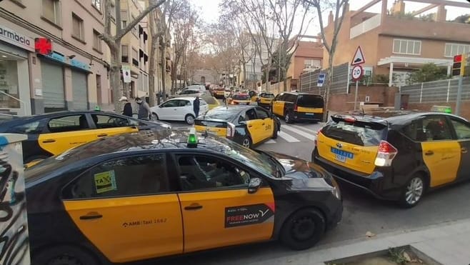 RecuperemSalut's tweet photo. Demanarem a l'Alcalde de nit que ens tregui els milers de taxis i VTC que inunden els carrers de la Salut #parkgüell, perquè el de dia no ens fa ni puto cas.
 @jaumecollboni, no podem viure així!.

#recuperemLaSalut https://t.co/uYLkHCulfm