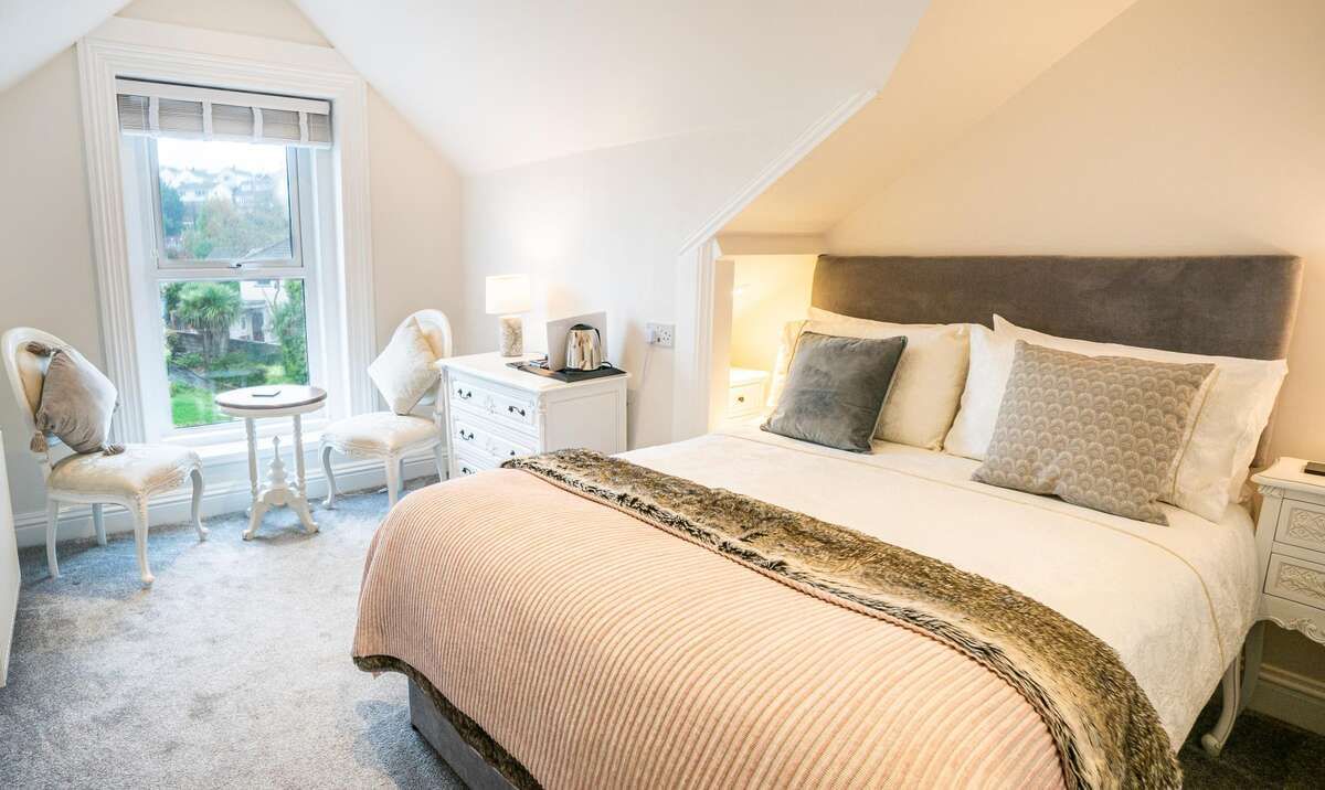 TheBBDirectory's tweet photo. 🏡🌊 Trefoil Guest House invites you to indulge in boutique-style accommodation in the heart of Brixham, nestled on the enchanting English Riviera. 🌅
https://t.co/avljLqHh4G
#BoutiqueAccommodation #EnglishRiviera #DevonGetaway #MagicalBreak #WarmWelcome #Explore #Brixham #Devon https://t.co/VkSc6Plw3m