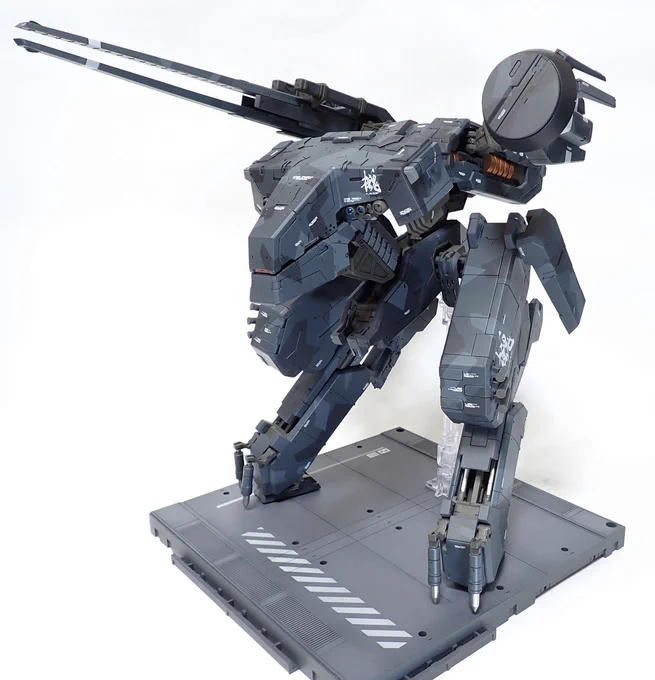 コトブキヤ メタルギアREX Black Ver.去年からちびちび作ってたやつサンプル写真がカッコ良かったので最初はその通り一色で塗装しようと思ったのですが、やっぱり迷彩柄がないと寂しいと感じたので結局3色のスプリッター迷彩にそのせいでだいぶ時間かかりました 