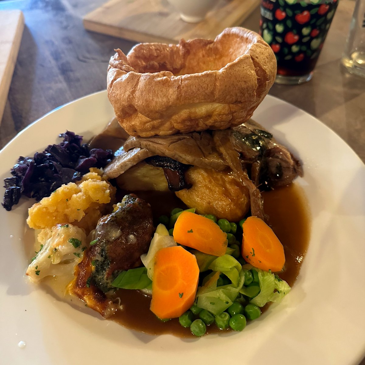 📣 This is your reminder to get booked in for the best Sunday roast around! Phone: 01834 812546 Book: theroyaloaksaundersfoot.com/book-your-tabl…