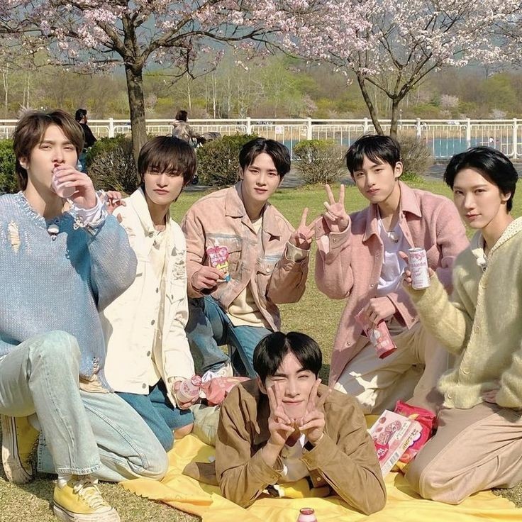 happy anniversary yang ke 5 wayv😻

5 BLOOMING YEARS WITH WAYV 💚
#WayV_5thAnniversary 
#威神V出道五周年快乐
#웨이션브이5주년축하해
#HappyWayVDay