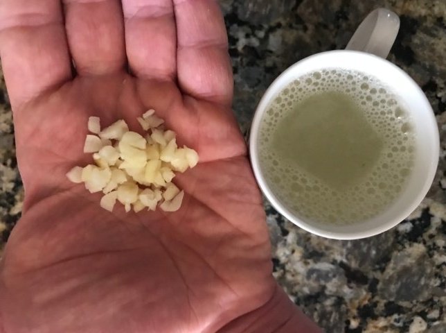 Consumir ajo en ayunas (yo lo corto en trozos pequeños para no masticarlo y evitar el aliento fuerte del ajo) acompañado de limón caliente fortalece el sistema inmunológico,combate y evita el cáncer, desparasita, controla la hipertensión, evita accidentes cerebrovasculares 🧵