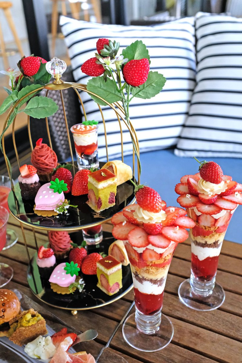 渋谷ミヤシタパーク内のカフェ「NEW LIGHT」
<a href="/newlight_tokyo/">NEW LIGHT</a> 
「プレミアム・ストロベリーアフタヌーンティー」4,380円〜。3月末まで開催中。
 店舗のインスタをフォロー＆ストーリー投稿でいちごカクテルをプレゼントしてくれるよ。