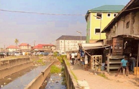 In the metropolitan city of Lagos, residents of Akobi Crescent in Surulere have been disturbed and affected by excessive flooding caused by poor drainage systems and improper waste disposal for many years. bitly.ws/3a42M via EnviroNews