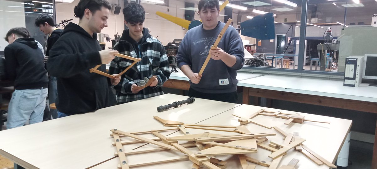 Avui amb l'alumnat de 2n de batxillerat hem realitzat el taller de Teoria de màquines i mecanismes a ETSEIB.