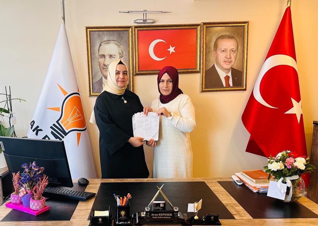 arzukepenekk's tweet photo. 📍Taşdelen  mahalle başkanımızdan üyelik formlarını 
teslim aldık .
Durmadan yorulmadan kapı kapı gezerek gönüllere dokunmaya devam ediyoruz .

#Yenidenİstanbul https://t.co/hdgk1UcOKk