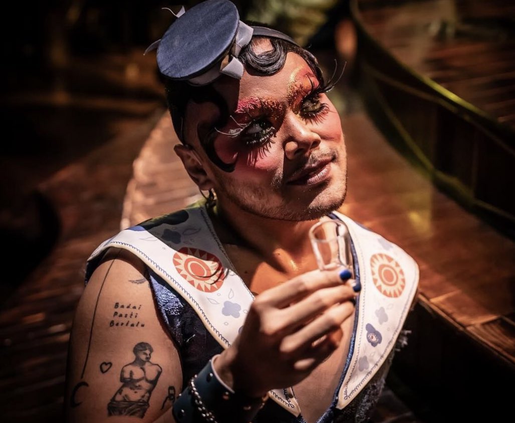 El Haq Latief (<a href="/ElhaqLatief/">Elhaq Latief</a>) who plays HELGA at <a href="/kitkatclubLDN/">Cabaret at the Kit Kat Club (London)</a> will be making their DEBUT as VICTOR tonight! #emergencycover #debut