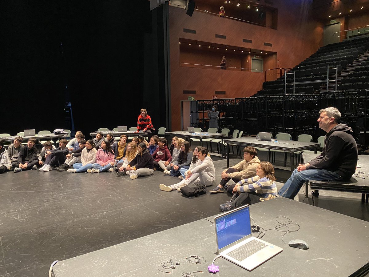 Esta mañana hemos tenido la segunda sesión de trabajo en el #teatrocentral <a href="/CulturaCuenta/">➧ Agencia Andaluza de Instituciones Culturales</a> con alumnado de  <a href="/musikeso/">victoria querejeta</a> del  <a href="/iessanjeronimo/">IES San Jerónimo</a> y alumnado del <a href="/macarena_ies/">ies macarena</a> / muy emotivo encontrarnos con alumnado del CEIP San José obrero con el que trabajamos en 2017 ♥️