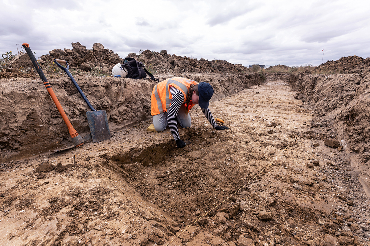 Explore the rich history of #AlconburyWeald with @theAliceRoberts and the #DiggingForBritain team! 🏛️ Last year's excavation uncovered a glimpse into the later Roman period, shedding light on a tumultuous time before the Dark Ages in Britain ⛏️ Watch ep 2 of Series 11 on iPlayer