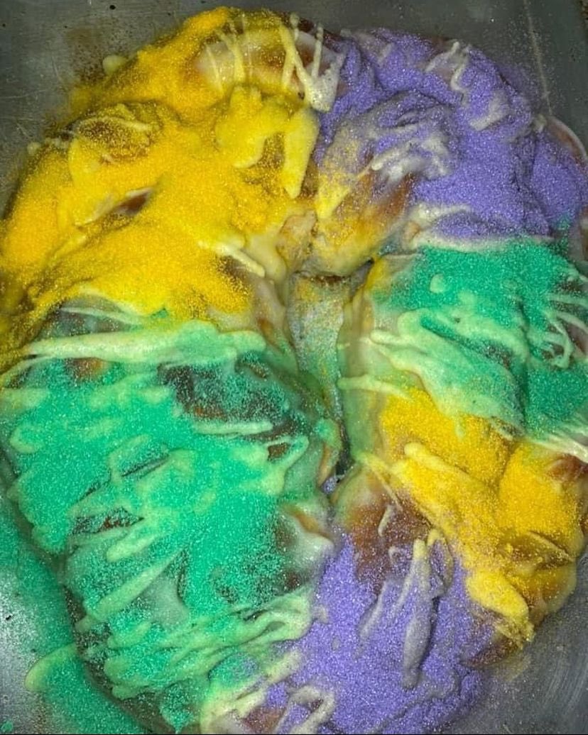 King cakes are available for order Mardi Gras any Louisiana Natives in ATL 👀 
flavors plain 
Cream cheese filled 
Strawberry 
Apple 
Peach
💜💚💛  
#KingCake