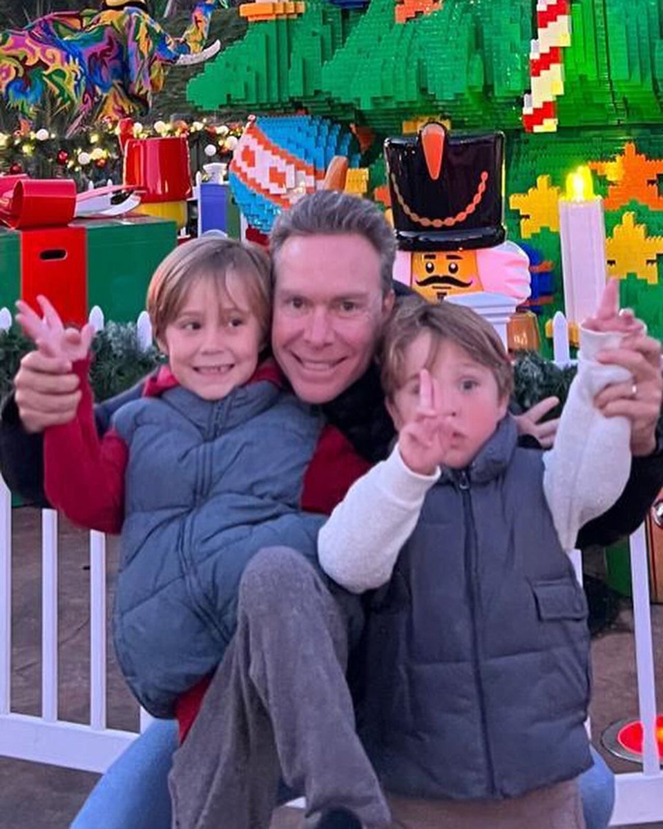 VelascoM_'s tweet photo. ¡MUY QUERIDO HIJO FELIZ CUMPLEAÑOS!
Hoy quiero agradecerte que hace 7 años tu Mamá y yo recibimos la mayor bendición que la vida nos pudo dar: nos hiciste tus padres.
Eres el Alma y el Corazón de nuestra Familia Eres el Héroe de tu hermano Emiliano Y Eres la Luz en nuestras vidas https://t.co/v6Z1EKYLWX