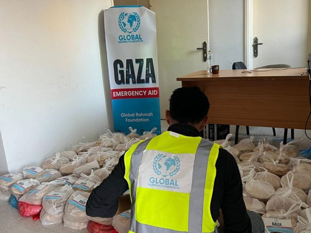 Bread has gone from being a staple food to becoming a luxury in G-A-Z-A. Our team has been baking and distributing bread to those in need. Please support our efforts, we can’t do this without you. Visit grf.ca/gaza-emergency/
#HelpUsToHelpThem
Please share to maximize your ajir