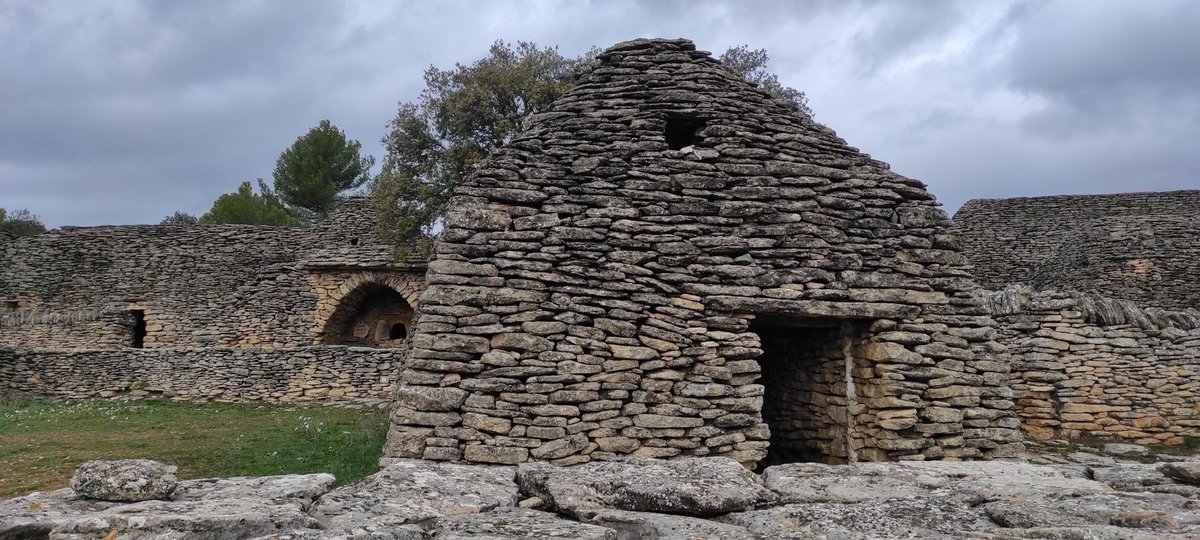GJoyceBlake's tweet photo. This is not #scotland 🏴󠁧󠁢󠁳󠁣󠁴󠁿 and some neolithic site 🪨 like #skarabrae; we're in #Provence 🇨🇵, in the #bories near #gordes, surrounded by oaks and olive trees. https://t.co/Q5XI7Sme5O