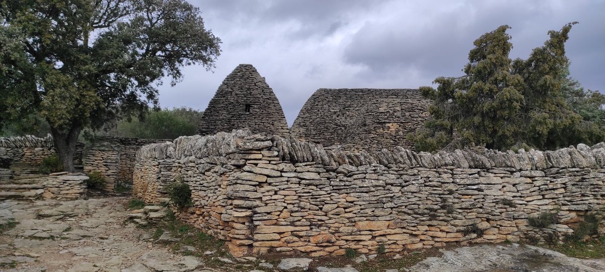 GJoyceBlake's tweet photo. This is not #scotland 🏴󠁧󠁢󠁳󠁣󠁴󠁿 and some neolithic site 🪨 like #skarabrae; we're in #Provence 🇨🇵, in the #bories near #gordes, surrounded by oaks and olive trees. https://t.co/Q5XI7Sme5O