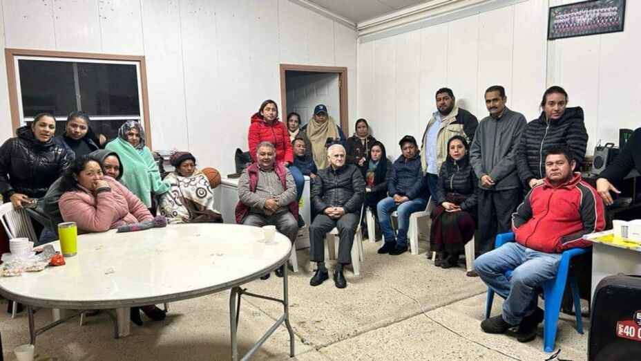 AztecaNoticias's tweet photo. #ÚltimoMomento | Padres de familia #retienen a 24 #maestros y trabajadores en escuela de #Hidalgo.
https://t.co/N0kfX02FKQ https://t.co/wWyaGWLvyX