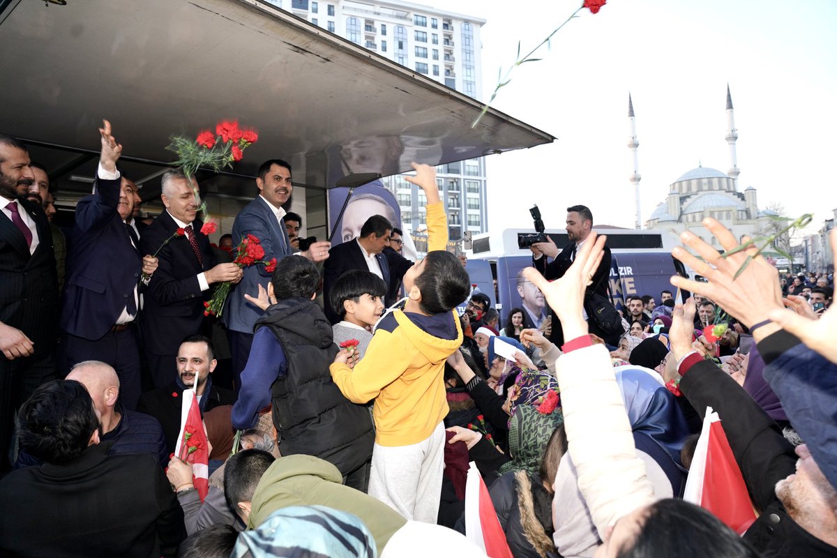 murat_kurum's tweet photo. İstanbul’umuzdaki kötü gidişi beraber durduracağız. Değişimi, bu şehrin başkanı olarak değil; her evin evladı, her yuvanın Muradı olarak yapacağız.
31 Mart akşamı İstanbul’da duraklama dönemi bitecek, yeniden yükseliş dönemi başlayacak! 

📍Esenler 

@tevfikgoksu 

#Sadeceİstanbul https://t.co/28u5O4G5gH