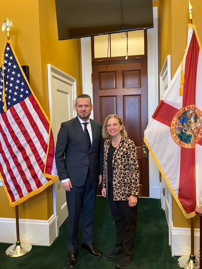 I had a sincere & constructive exchange of views with @DWStweets, one of the co-chairs of the US Interparliamentary Task Force To Combat Online Antisemitism. We discussed the issue of worrying antisemitism in the US and in Europe. Thank you Congresswoman for your openness. 🇭🇺🇺🇸