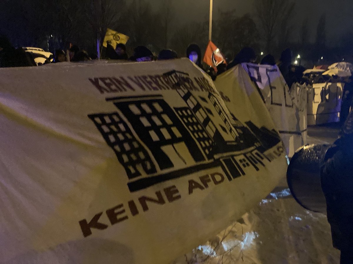 AntifaLoebtau's tweet photo. Gerade kam die Meldung, dass wir mehr als doppelt so viele Teilnehmer:innen bei unserer Demo haben als die Freien Sachsen.

Das ist ein starkes Zeichen für #Gorbitz und die #Solidarität im Viertel!!

#dd1701 https://t.co/C4zzas4oDt