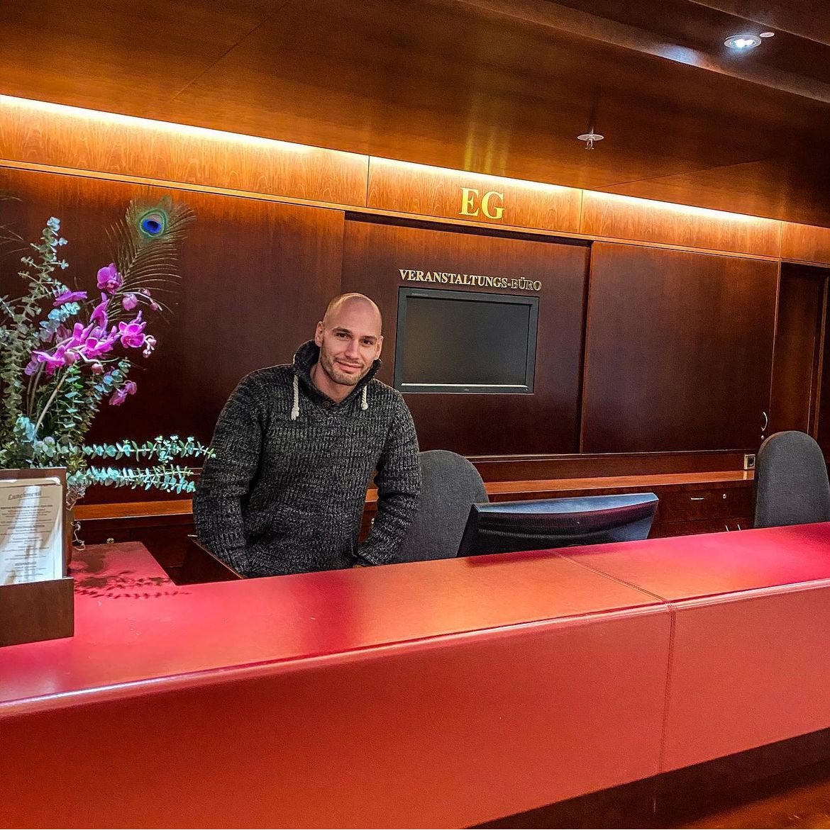 Flying Uwe tweet media